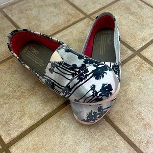 Tom’s with palm tree design!